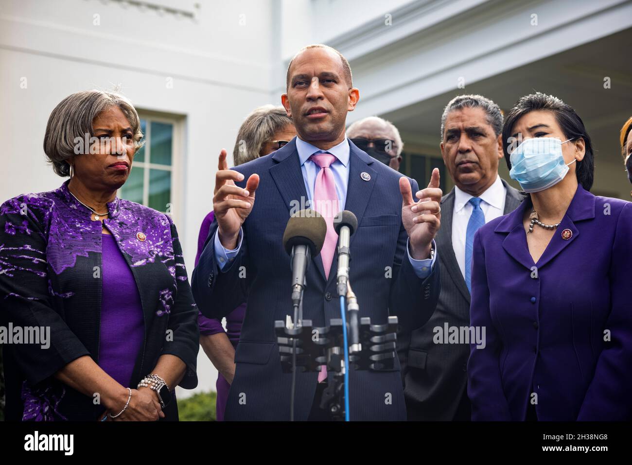 Le représentant des États-Unis, Hakeem Jeffries (démocrate de New York), Center, entouré d'autres législateurs démocrates, s'exprime devant la Maison Blanche après avoir parlé avec le président Biden de sa politique intérieure et de son paquet climatique de plusieurs milliers de milliards de dollars américains à Washington, DC, Etats-Unis, le 26 octobre 2021.Credit: Jim LoScalzo/Pool via CNP/MediaPunch Banque D'Images