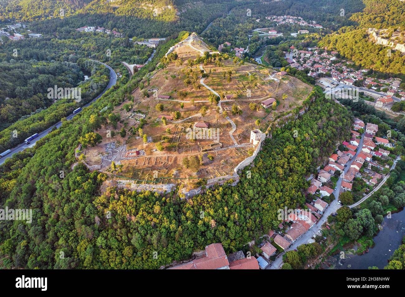 Vue aérienne de drone sur Veliko Tarnovo avec Trapezitsa architectural et la réserve de musée et la rivière Yantra, en Bulgarie. Banque D'Images