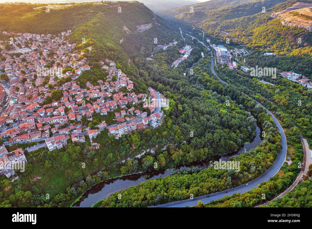 Vue aérienne sur la vieille ville historique de Veliko Tarnovo en Bulgarie. Banque D'Images