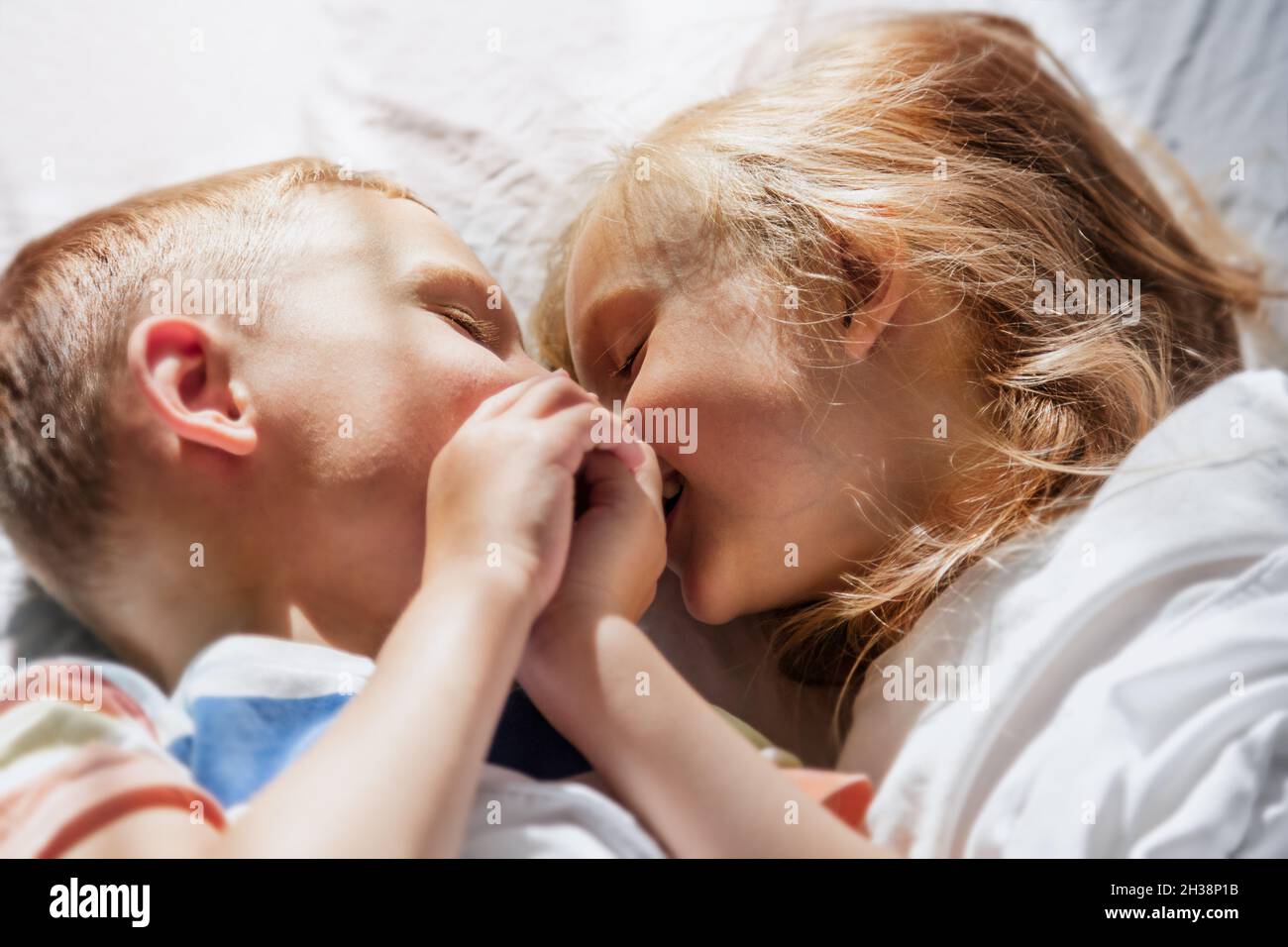 les enfants au soleil le matin au lit Banque D'Images