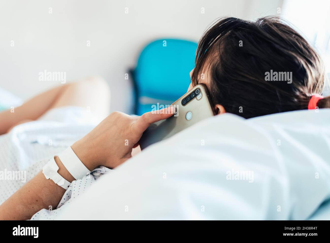 Jeune femme hospitalisée dans un lit. Banque D'Images