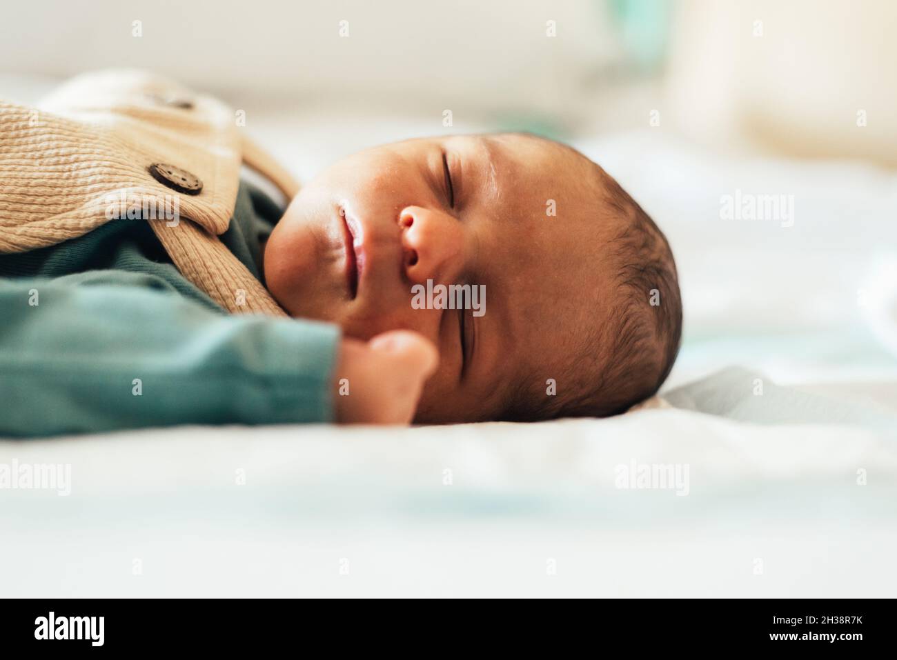 Nouveau-né avec ictère couché dans un lit d'hôpital. Banque D'Images