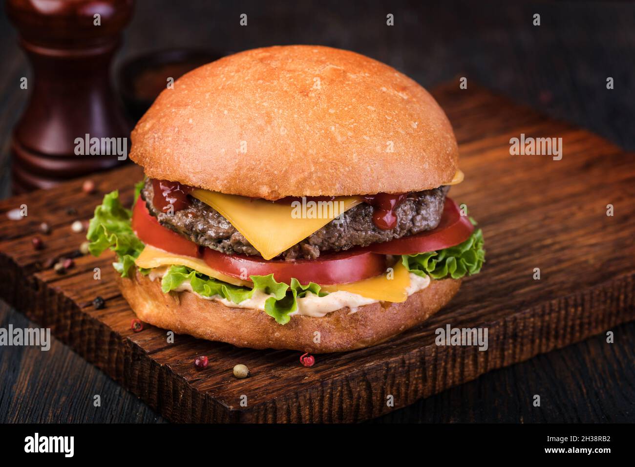 hamburger sur une assiette en bois prête à manger Banque D'Images