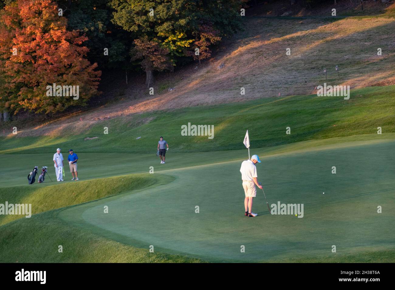 Golfeurs mettant sur un vert, Sleepy Hallow Country Club, Westchester County, NY, USA, 2021 Banque D'Images