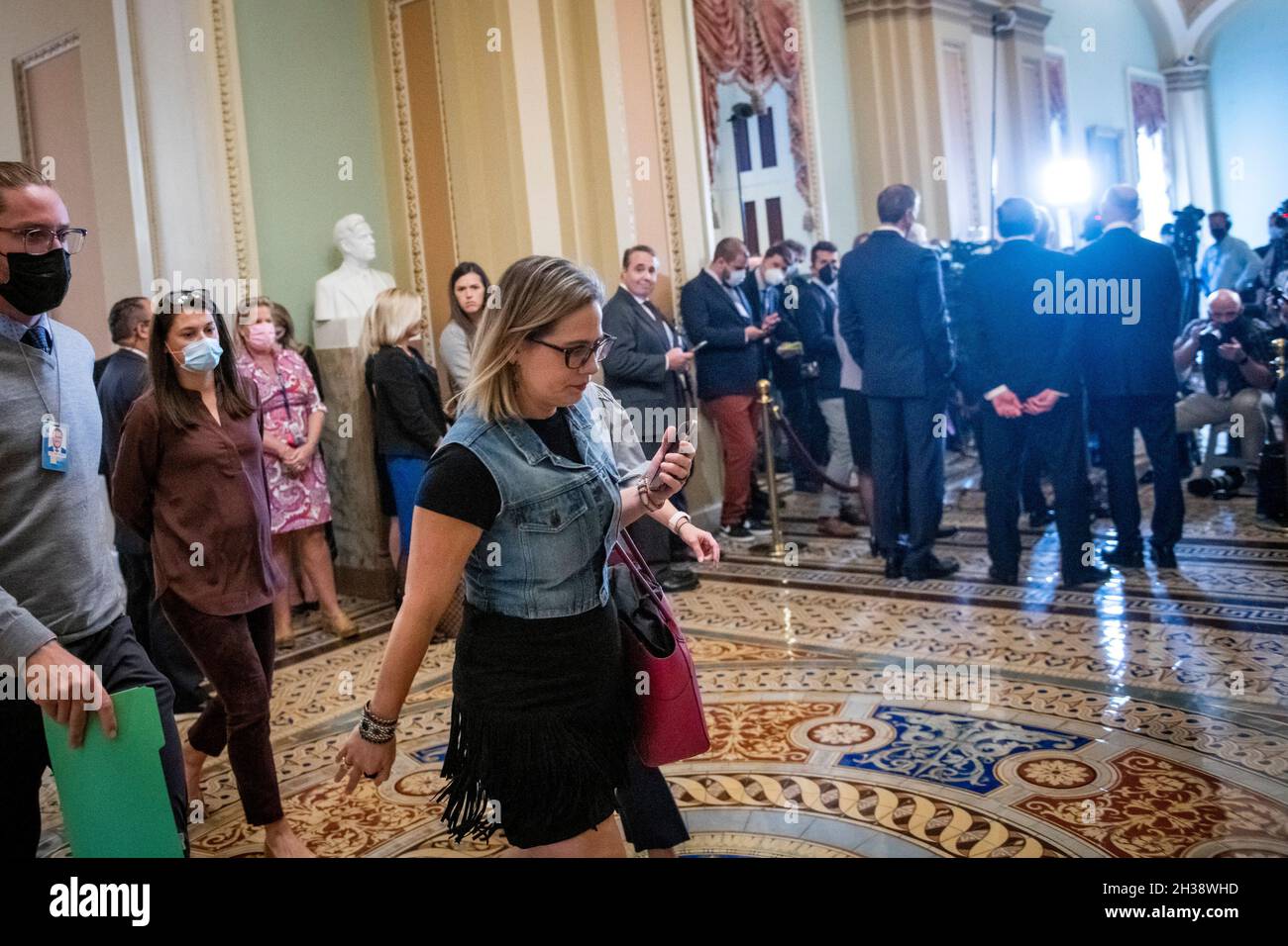 Washington, Vereinigte Staaten.26 octobre 2021.Le sénateur américain Kyrsten Sinema (démocrate de l’Arizona) se rend au Sénat lors d’un vote au Capitole des États-Unis à Washington, DC, le mardi 26 octobre 2021.Credit: Rod Lamkey/CNP/dpa/Alay Live News Banque D'Images