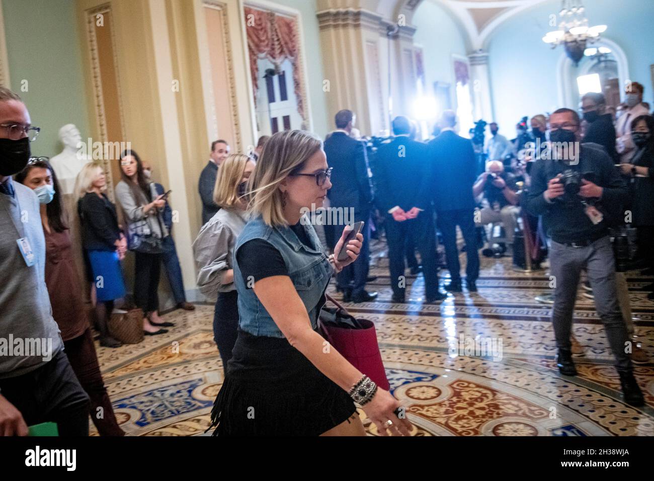 Washington, Vereinigte Staaten.26 octobre 2021.Le sénateur américain Kyrsten Sinema (démocrate de l’Arizona) se rend au Sénat lors d’un vote au Capitole des États-Unis à Washington, DC, le mardi 26 octobre 2021.Credit: Rod Lamkey/CNP/dpa/Alay Live News Banque D'Images