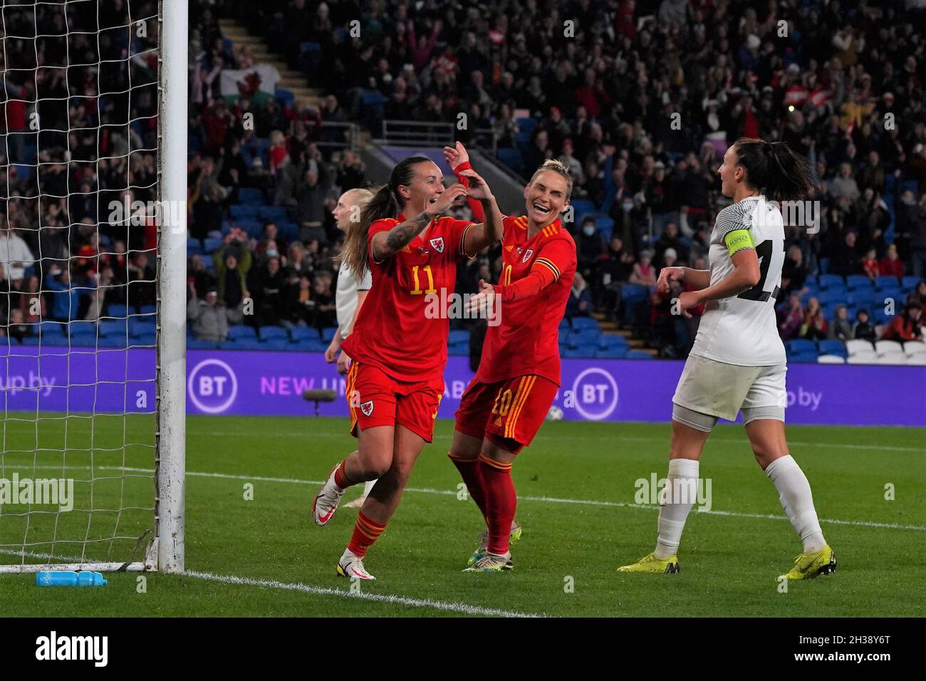 Natasha Harding célèbre son score pour le pays de Galles et l'Estonie avec Jess Fishlock Banque D'Images