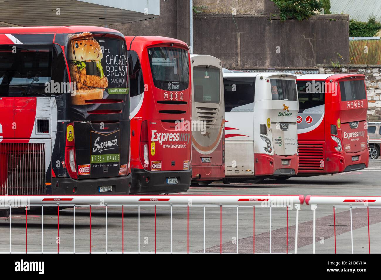 Bus Éireann stationnés à la gare routière de Parnell place, Cork, Irlande. Banque D'Images