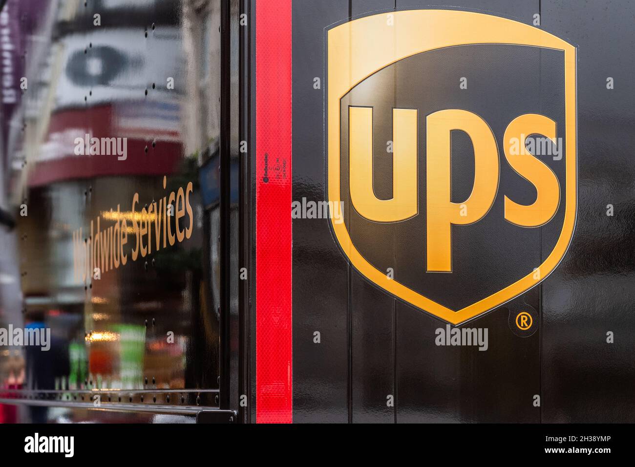 UPS Delivery Van garée à Cork, Irlande. Banque D'Images
