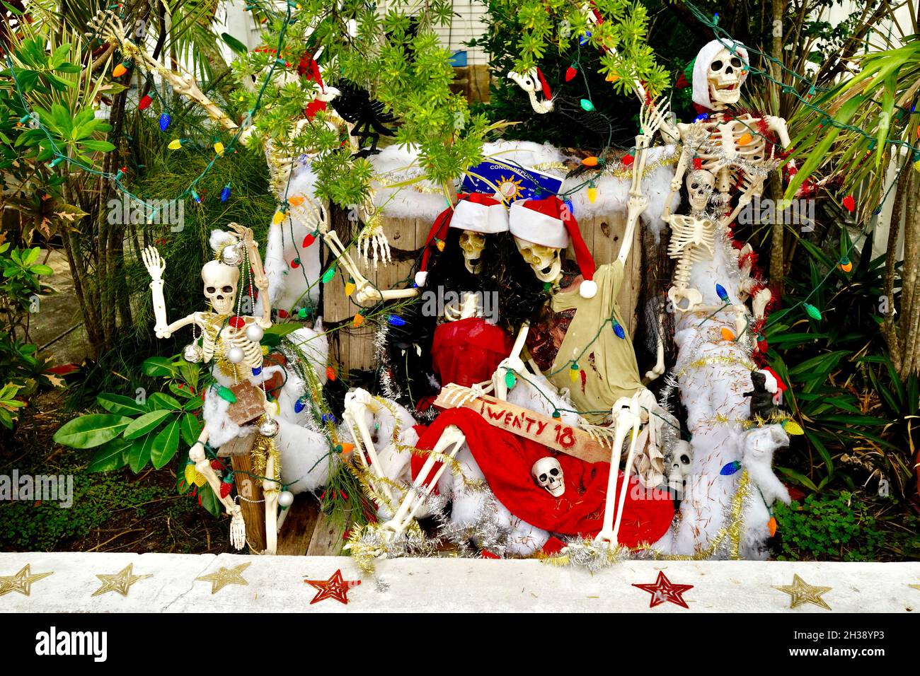 Exposition de Noël des squelettes célébrant à Key West, FL, États-Unis.Très graphique, couleurs saturées, photographie horizontale. Banque D'Images