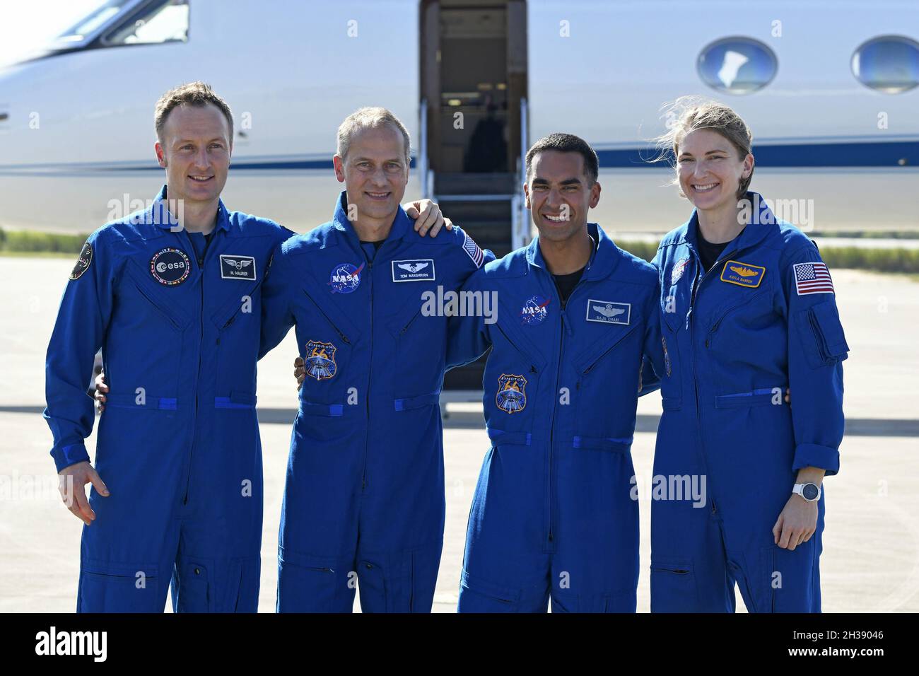 L'astronaute de l'ESA Matthias Maurer et les astronautes de la NASA Tom Marshburn, Raja Chari et Kayla Barron (de l à r) posent pour les médias après leur arrivée au Centre spatial Kennedy, en Floride, le mardi 26 octobre 2021.Le lancement de l'équipage est prévu pour la Station spatiale internationale le 31 octobre.Photo de Joe Marino/UPI crédit: UPI/Alay Live News Banque D'Images