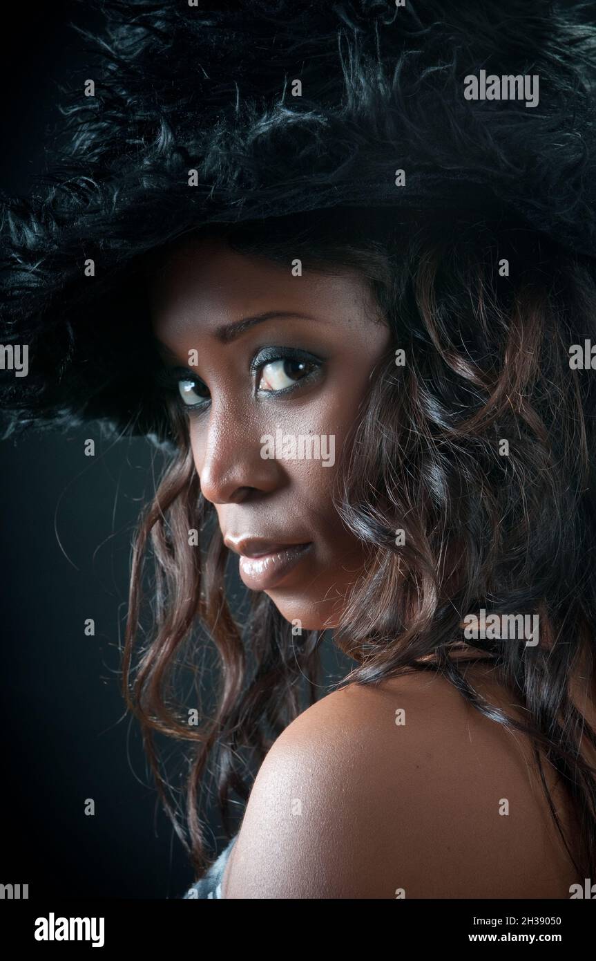 Portraits d'une femme afro-américaine avec un chapeau de cheveux Banque D'Images