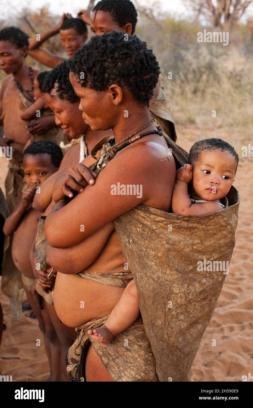 Bushman femme portant son bébé sur son dos, style africain à Grashoek, Namibie Banque D'Images