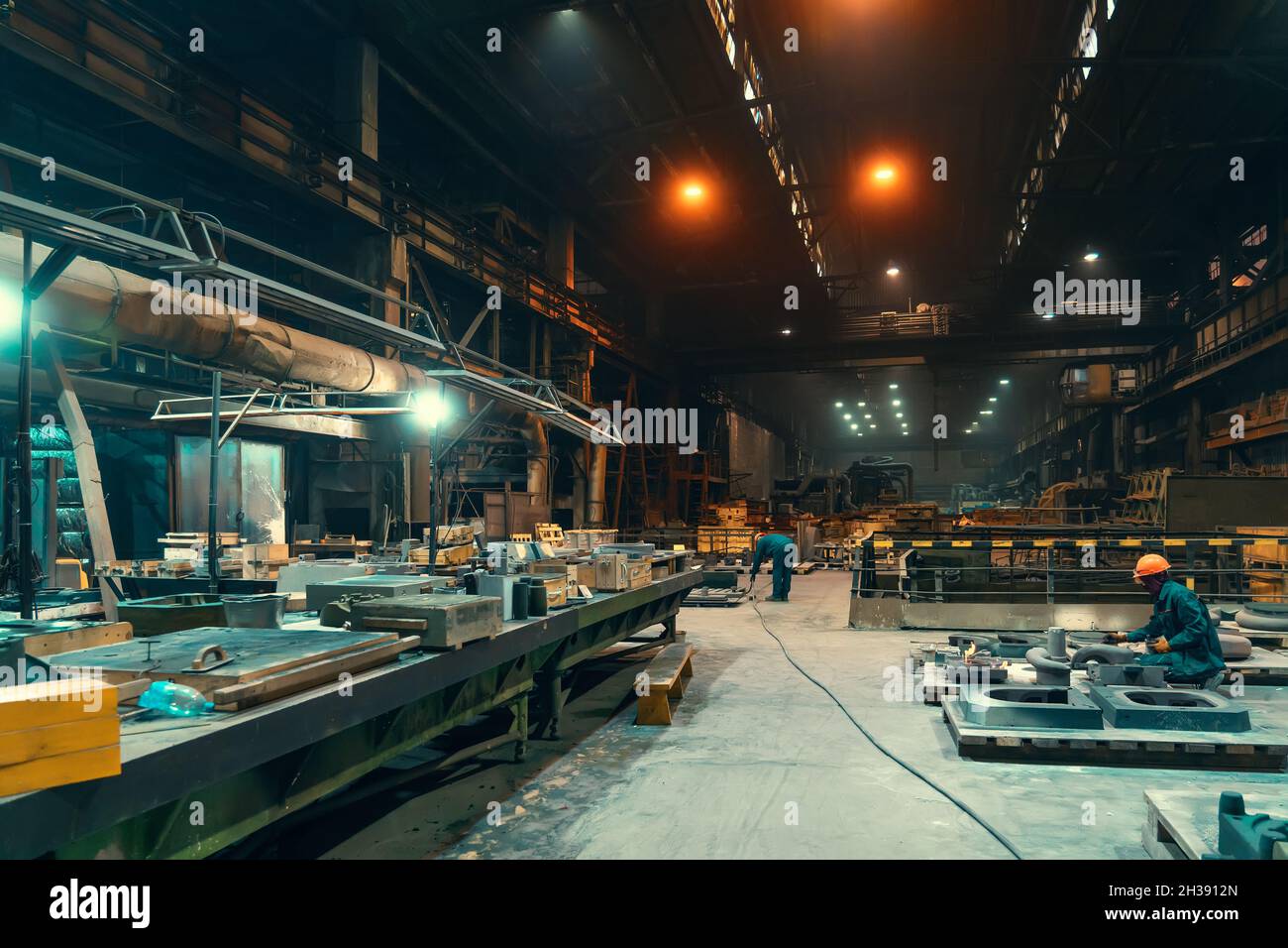 Aciérie avec des travailleurs en cours de travail, intérieur industriel, grand hangar avec production de fer. Banque D'Images