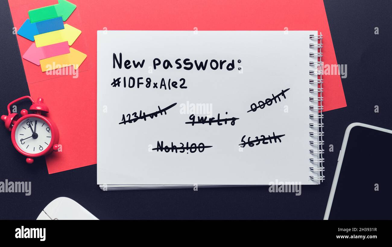 Le concept d'un nouveau mot de passe pour remplacer l'ancien mot de passe simple écrit dans un bloc-notes. Banque D'Images