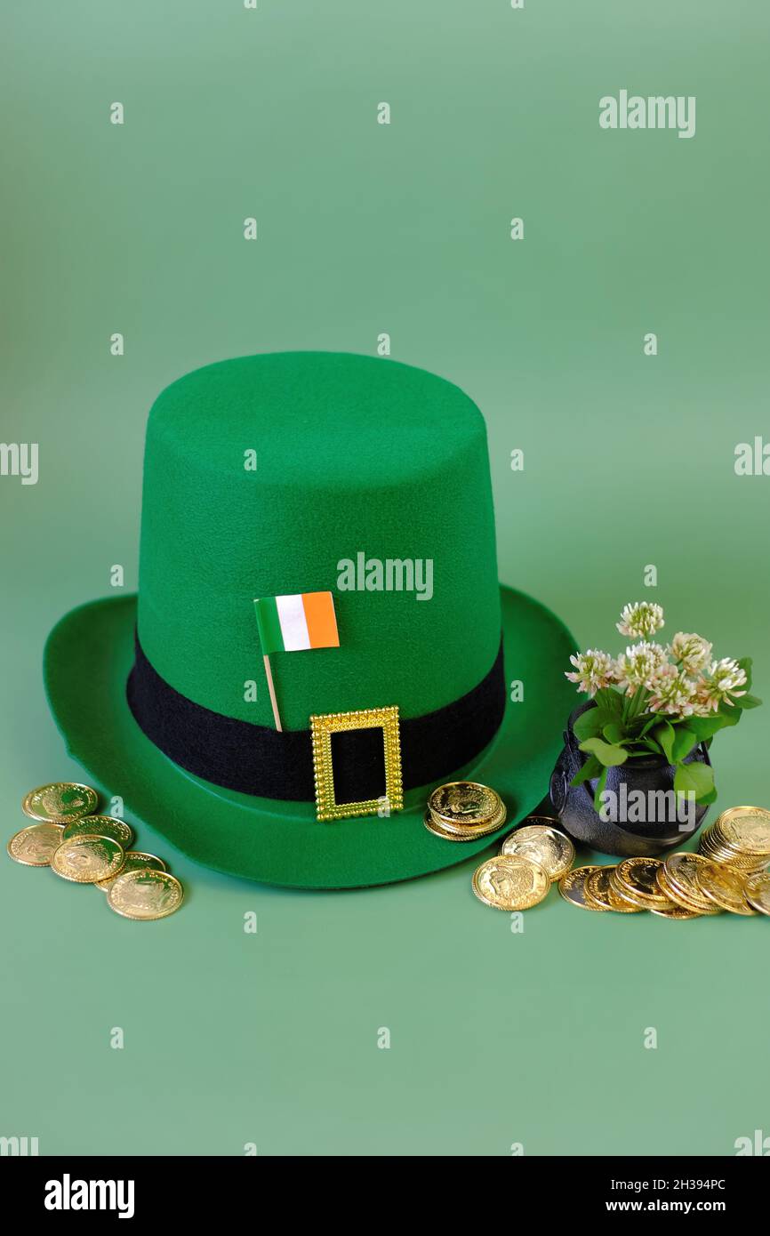 Saint-Patrick. Chapeau leprechaun, drapeau de l'Irlande, chapeau de woller  avec pièces d'or, bouquet de trèfle sur fond vert.L'arrière-plan de la  journée de St patrick Photo Stock - Alamy