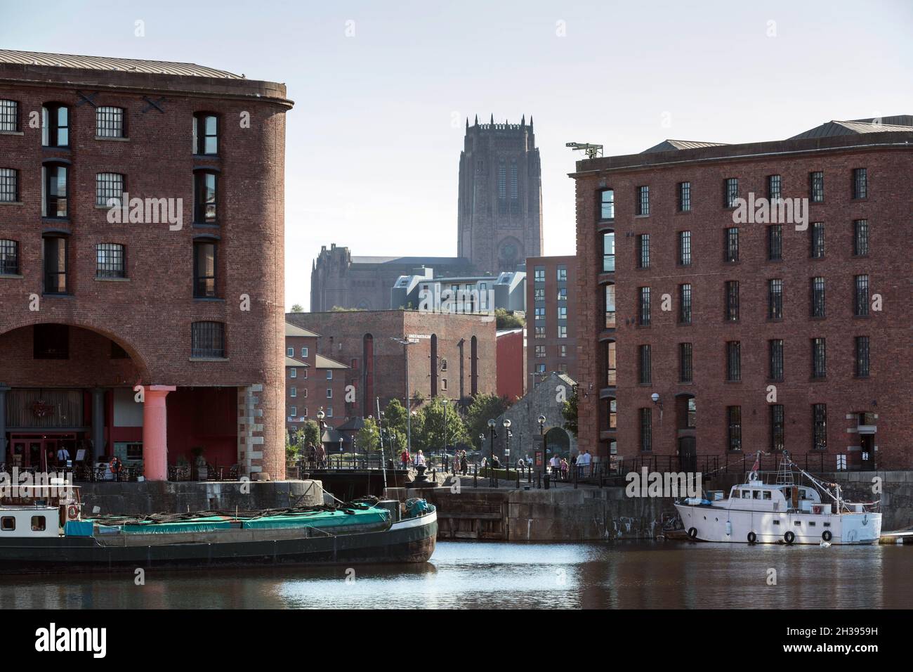 Albert Dock et la cathédrale de Liverpool Banque D'Images
