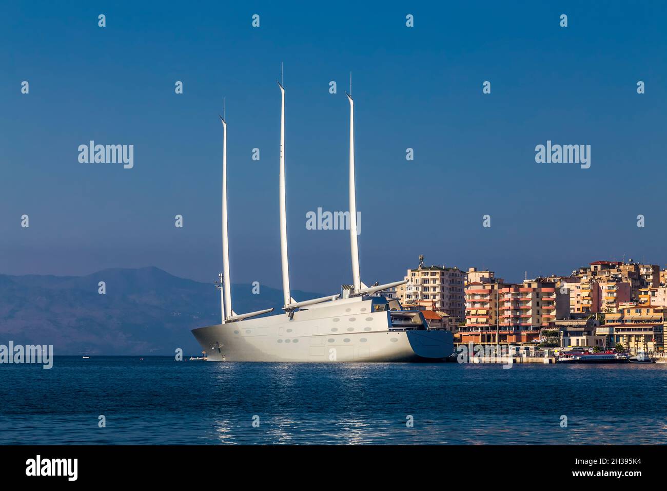 Saranda, Albanie - 23 septembre 2018 - 'voile Yacht A', SYA, l'un des yachts de voile biggenvosst dans le monde ancré dans le port de Saranda.Oui Banque D'Images