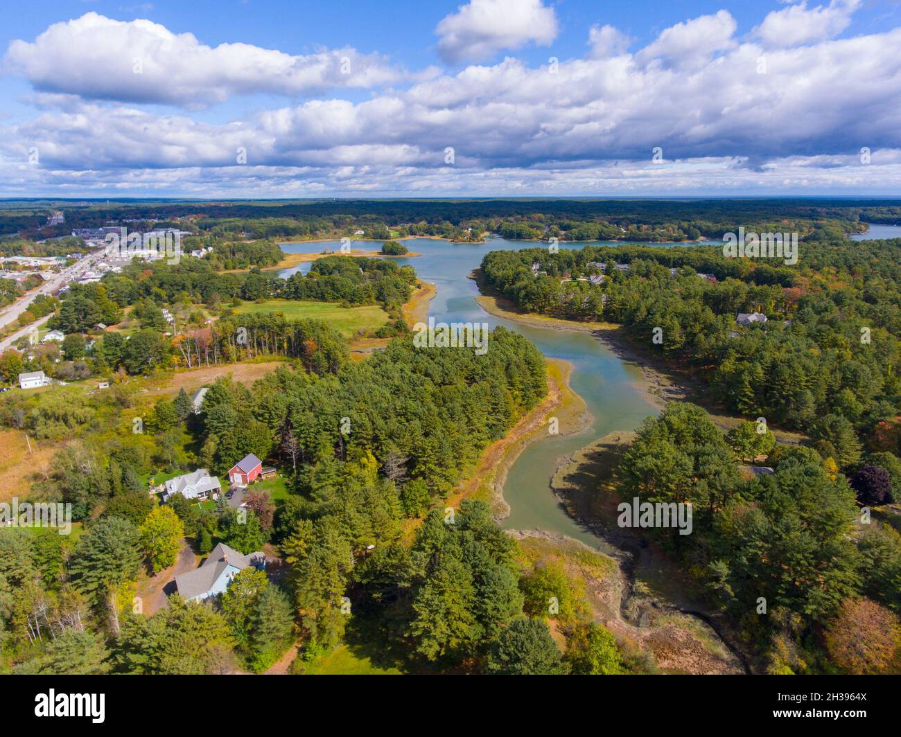 Vue aérienne de Spruce Creek et du marais à l'automne près de l'embouchure de la rivière Piscataqua jusqu'au port de Portsmouth dans la ville de Kittery, Maine ME, États-Unis. Banque D'Images