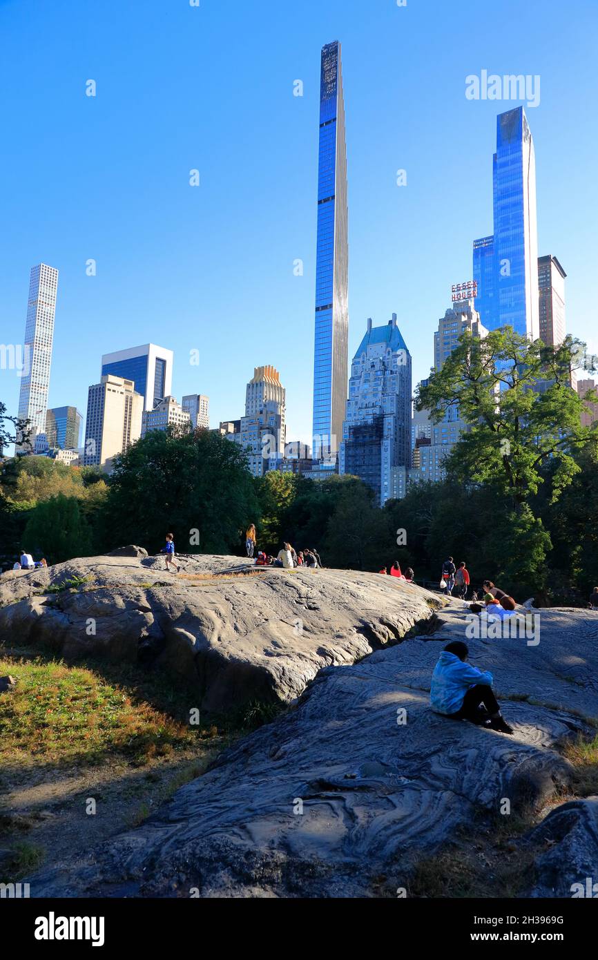 Visiteurs à Central Park avec des gratte-ciel de Central Park South avec la tour de Central Park super-grande, 220 Central Park South et d'autres gratte-ciel en arrière-plan.New York City.USA Banque D'Images