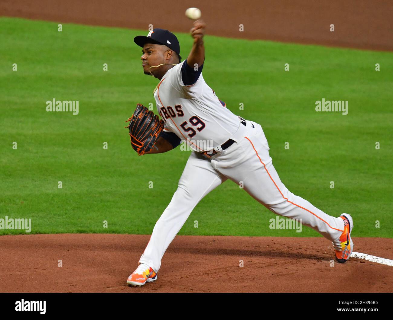 Houston, États-Unis.26 octobre 2021.Houston Astros départ le pichet Framer Valdez lance dans le premier repas du jeu un contre les Braves d'Atlanta dans la série mondiale de MLB à minute Maid Park à Houston, Texas, le mardi 26 octobre 2021.Photo de Maria Lysaker/UPI.Crédit : UPI/Alay Live News Banque D'Images