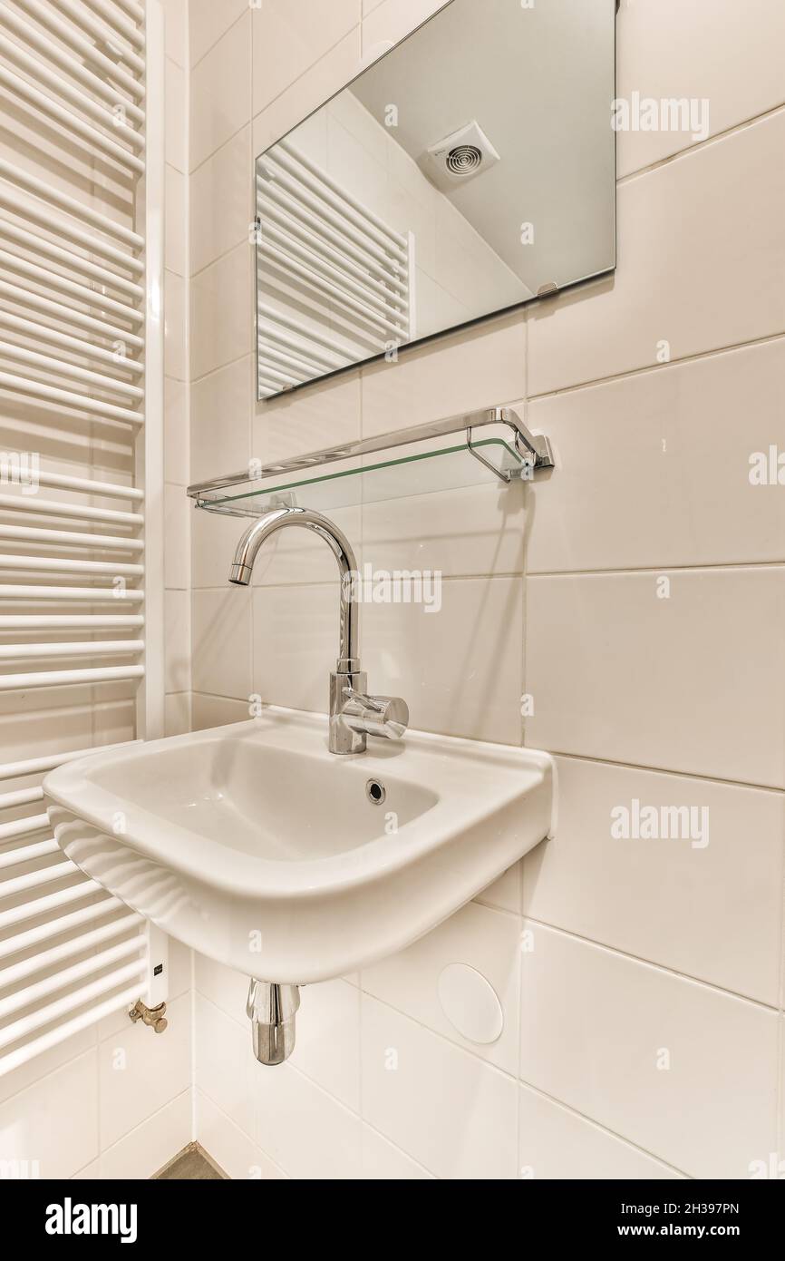 Belle salle de bains avec robinet et murs blancs Banque D'Images