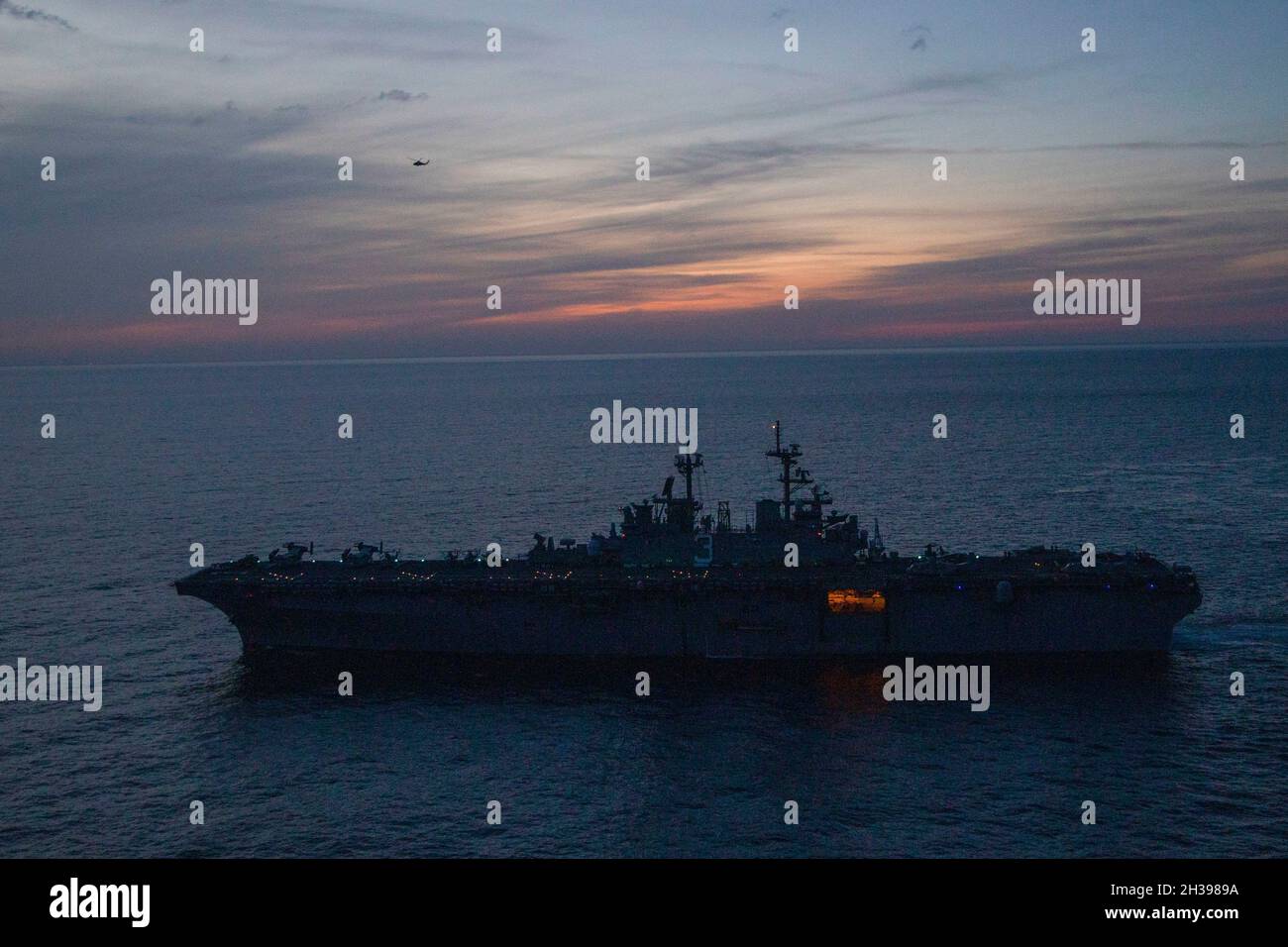 Le navire d'assaut amphibie USS Kearsarge (LHD 3) se déplace au cours d'un exercice de transport en ligne droite, le 24 octobre 2021.Kearsarge, le navire amiral du 22e Escadron de MEU et d'amphibie (PHIBRON) 6, est en cours pour l'entraînement intégré PHIBRON-MEU (PMINT) en vue d'un déploiement futur.Le PMINT est la première période en mer du programme de formation préalable au déploiement de l’UME; il vise à accroître l’interopérabilité et à établir des relations entre les Marines et les marins.(É.-U.Photo du corps marin par Cpl.Yvonna Guyette) Banque D'Images