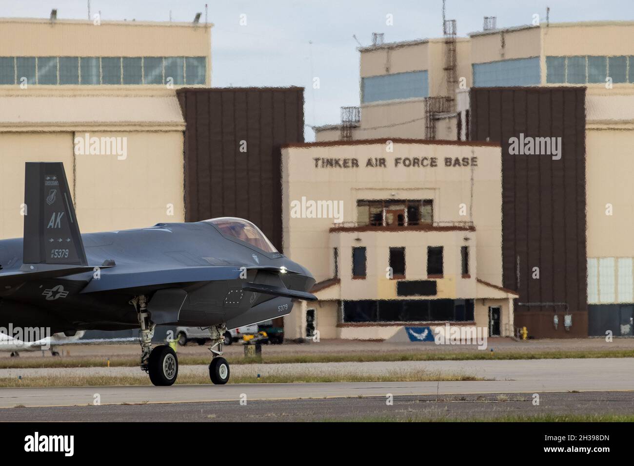 Un taxi F-35 Lightning II devant les opérations de la base à Tinker AFB, Oklahoma, le 22 octobre 2021.Douze avions ont visité l'AFB de Tinker pour faire le plein pendant le trajet entre l'AFB de Tyndall, en Floride, et l'AFB de Hill, dans l'Utah.(É.-U.Photo de la Force aérienne par Paul shirk) Banque D'Images