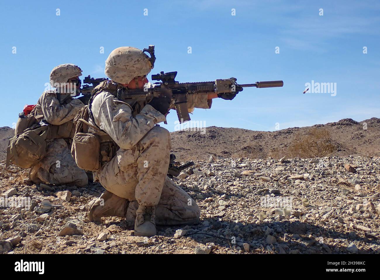 Caporal de lance du corps des Marines des États-UnisDavid Gutierrez (à gauche) et le caporal lance.Alejandro Nunez, débardeurs de India Co., 3e Bataillon, 4e Régiment Marine, 1re Division Marine, participe à une attaque au niveau des peloton au Marine corps Air Ground combat Centre, Twentynine Palms, Californie, 19 octobre 2021.Chaque compagnie du bataillon a mené une formation simultanée pendant l'exercice.(É.-U.Photo du corps marin par le sergent d'état-major.Connor Hancock) Banque D'Images