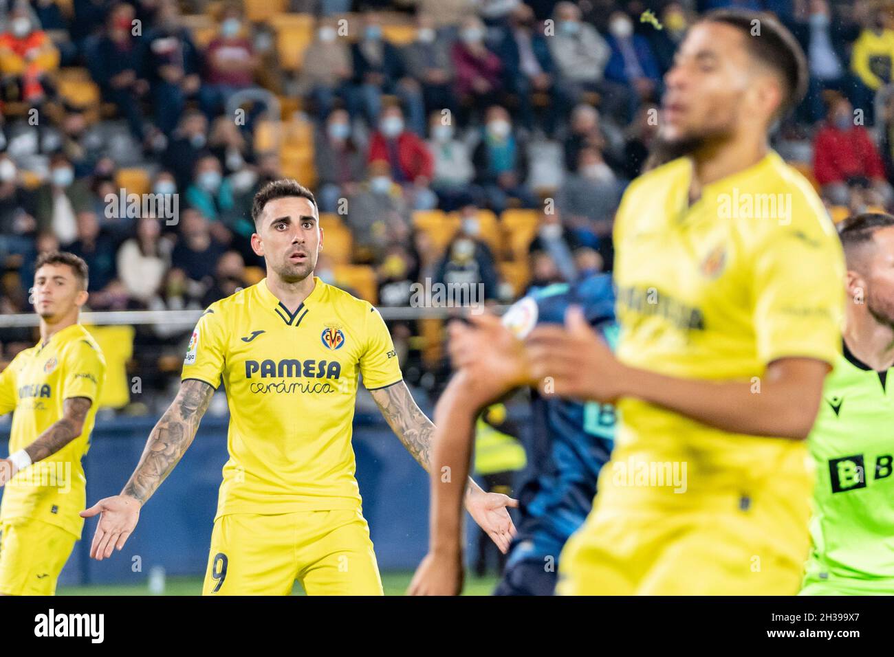 Villarreal, Espagne.26 octobre 2021.Arnaut Danjuma Groeneveld (à droite) et Paco Alcacer (2e à gauche) de Villarreal CF en action pendant la Ligue espagnole, match de football entre Villarreal CF et Cadix CF à l'Estadio de la Ceramica.(score final; Villarreal CF 3:3 Cadix CF) Credit: SOPA Images Limited/Alay Live News Banque D'Images