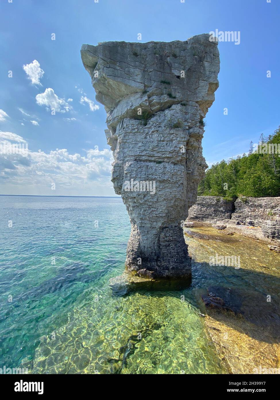 La roche de pilier s'élève des eaux de la baie Georgienne sur l'île Flowerpot dans le parc marin national Fathom Five, lac Huron, Canada Banque D'Images