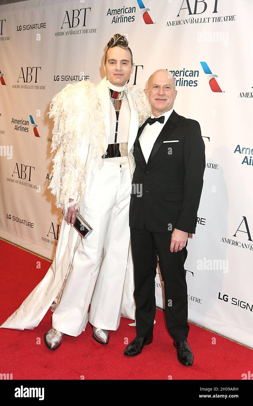 Jordan Roth et son mari Richie Jackson assistent au Gala d'automne de  l'American Ballet Theatre au David H Koch Theatre de Lincoln Center Plaza  le 26 octobre 2021 à New York, New
