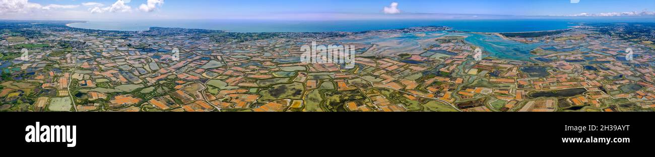 Vue aérienne, image de drone des marais salants, champs de sel côtiers, le Marais, Guérande, département de la Loire-Atlantique,Bretagne, France Banque D'Images