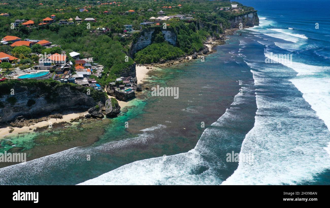 Vue aérienne de paysage marin avec des vagues blanches sur l'une des ...