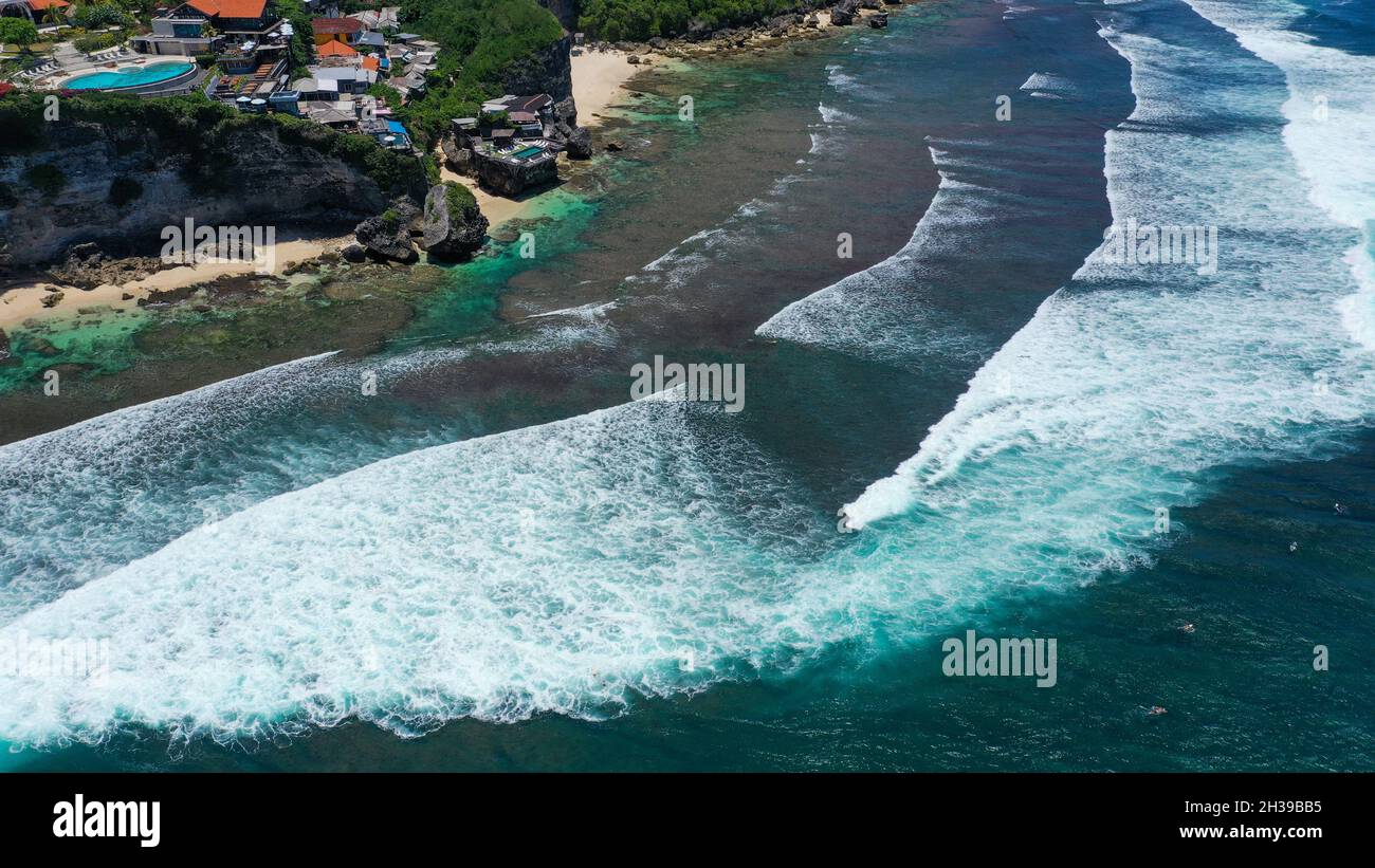Vue aérienne de paysage marin avec des vagues blanches sur l'une des ...