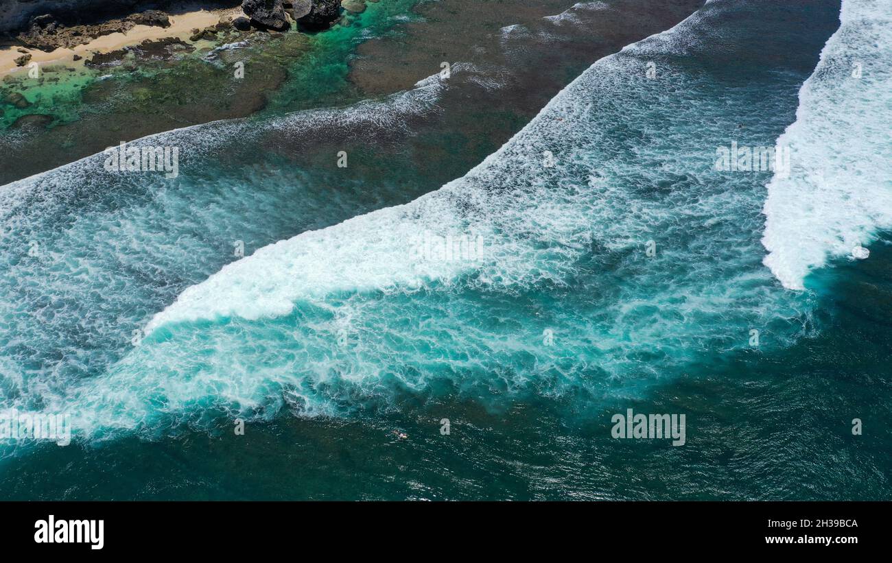 Vue aérienne de paysage marin avec des vagues blanches sur l'une des ...