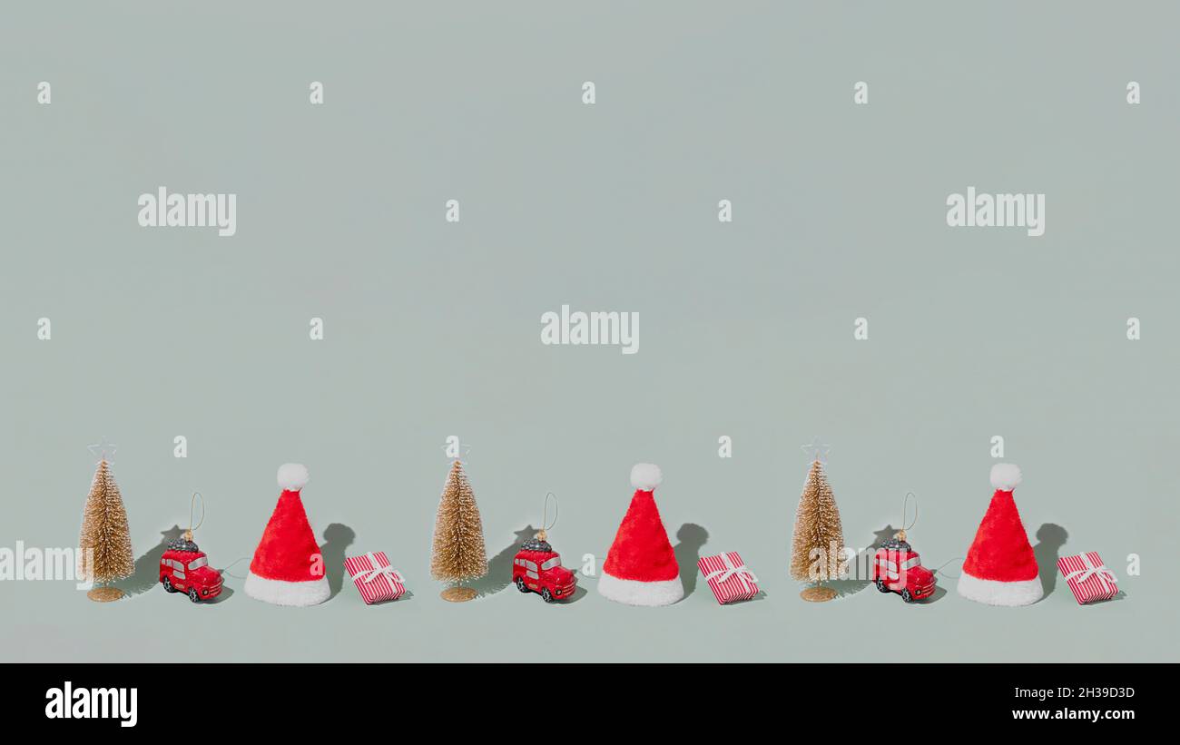 Motif d'arrière-plan gris avec objets d'attribut de symbole de Noël ou de nouvel an et concept d'éléments symboliques.Boîte cadeau rose avec ruban, petit t rouge Banque D'Images