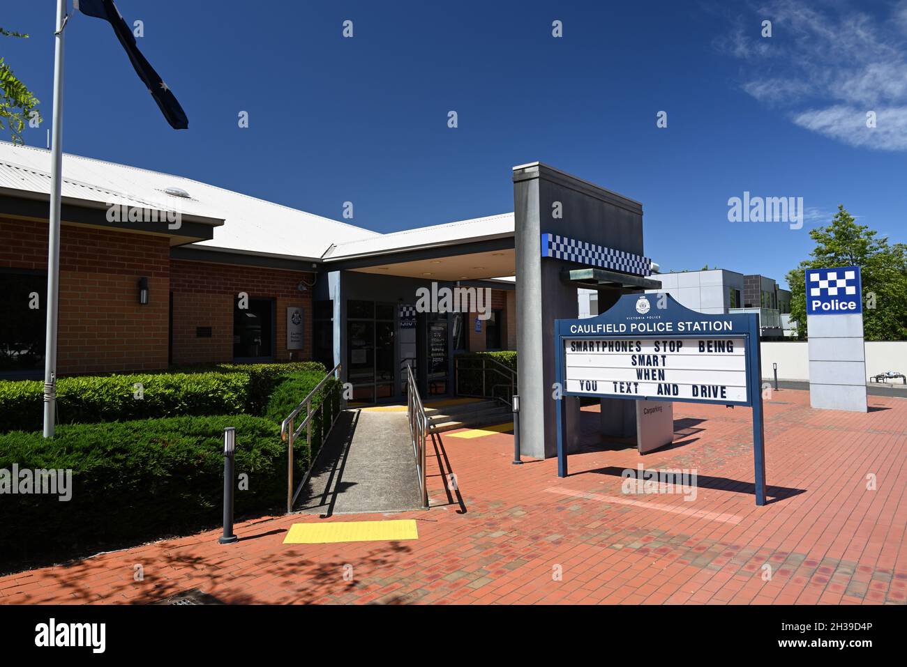 L'entrée du poste de police de Caulfield dans la banlieue de Melbourne, avec un message de sécurité de la police de Victoria sur l'utilisation du téléphone visible, par une journée ensoleillée Banque D'Images