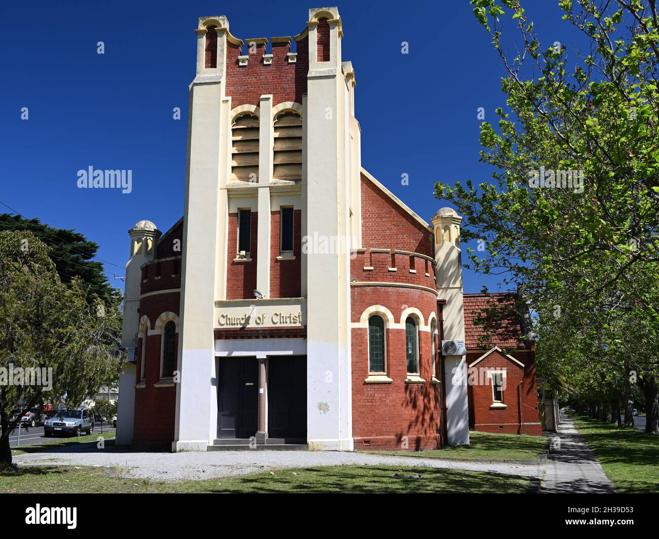 L'église du Centre de louange, également connue sous le nom d'église du Christ, au coin de Dandenong Rd et Alma Rd, éclairée par la lumière du soleil Banque D'Images