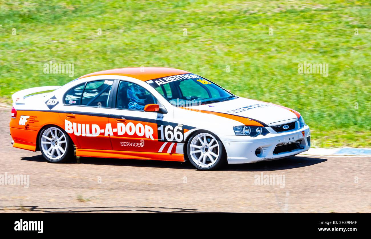Berline sur un circuit de course, Tamworth Australie. Banque D'Images