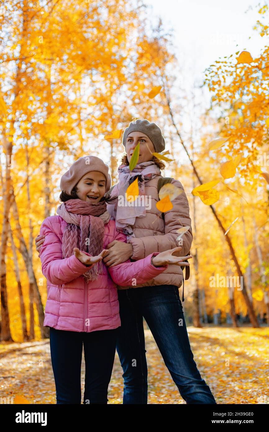 Une famille heureuse.Mignonne et joyeuse, souriante, la mère et la fille du caucase passent du temps dans le parc d'automne.Promenade dans le parc avec des enfants.Jour d'automne ensoleillé.P Banque D'Images
