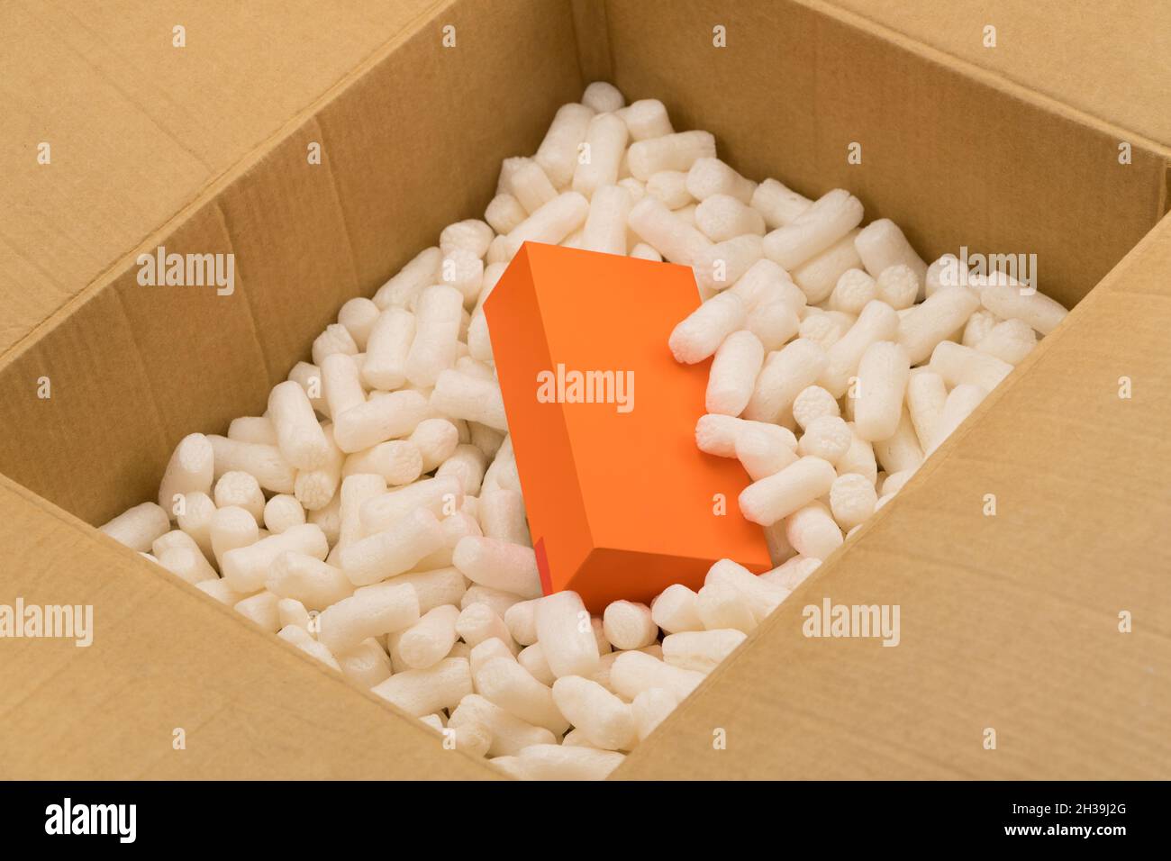Boîte en carton avec mastic de mousse de polystyrène pour un emballage  sûr.Forfait cadeau Photo Stock - Alamy