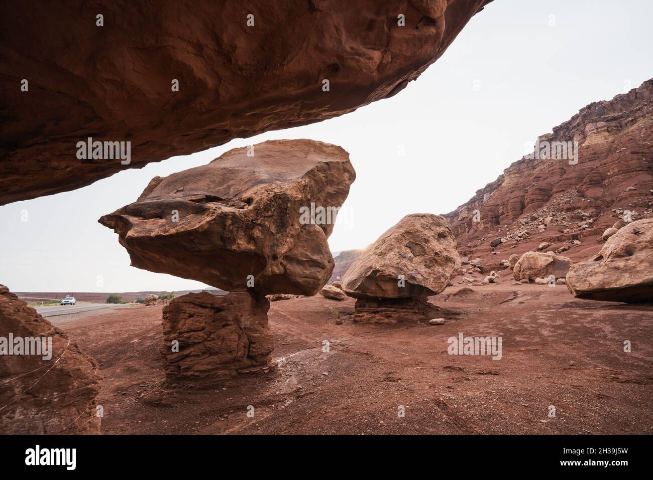 Maison en pierre et rochers équilibrés pour les habitants de la falaise, attraction en bord de route à Marble Canyon, Arizona. Banque D'Images