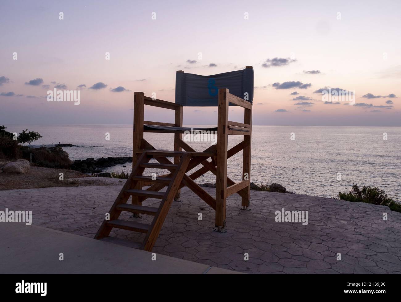 Chaise géante installation d'art en plein air située sur le sentier côtier de paphos à Chloraka, Paphos, Chypre. Banque D'Images