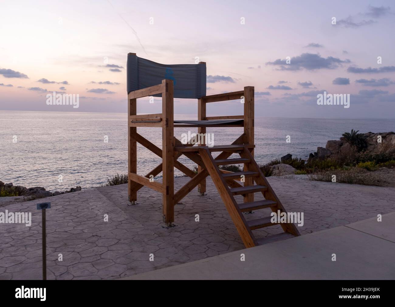 Chaise géante installation d'art en plein air située sur le sentier côtier de paphos à Chloraka, Paphos, Chypre. Banque D'Images