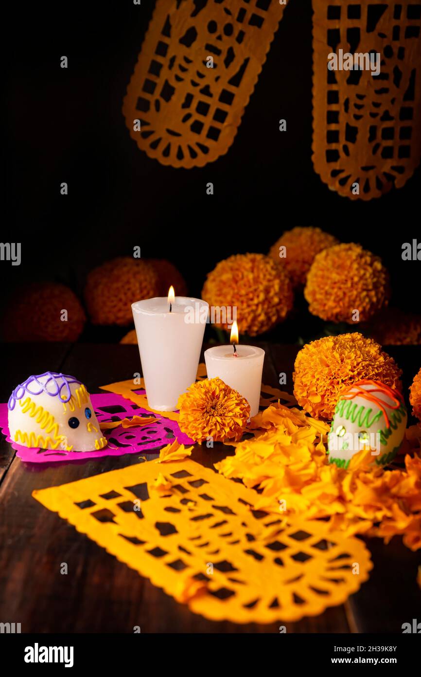 Crânes de sucre aux bougies, fleurs de Cempasuchil ou Marigold et Papel Picado.Décoration traditionnellement utilisée dans les autels pour la célébration du jour de Banque D'Images