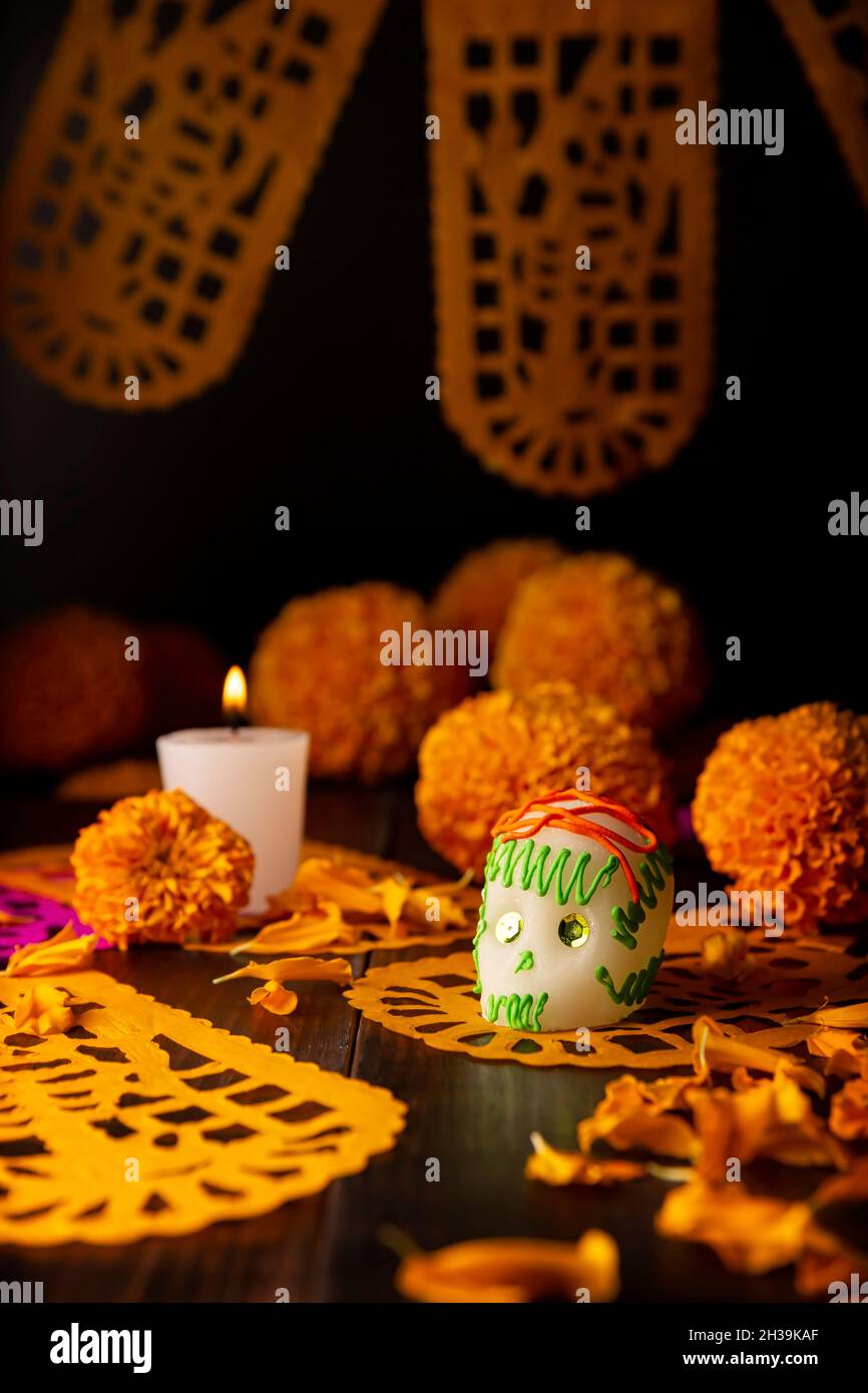 Crâne de sucre avec bougie, fleurs de Cempasuchil ou Marigold et Papel Picado.Décoration traditionnellement utilisée dans les autels pour la célébration du jour de t Banque D'Images