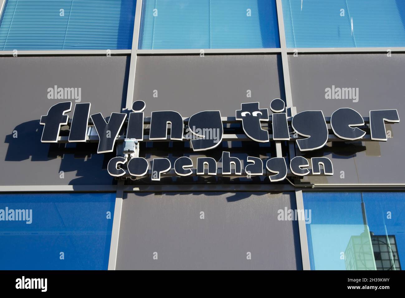 Enseigne volante Tiger Copenhagen sur le mur du bâtiment, Lappeenranta Finlande Banque D'Images