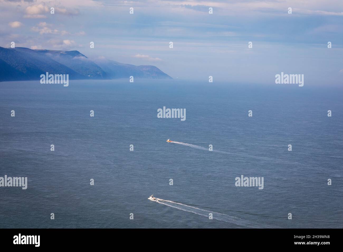 Bateaux de pêche dans la baie de Porlock depuis Bossington Hill, Exmoor, Somerset sud-ouest de l'Angleterre Banque D'Images