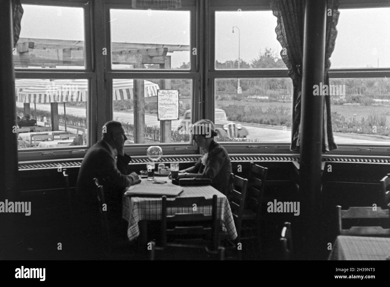 Ein Paar im Restaurant von Reichsautobahngaststätte, 1930er Jahre Deutschland. Un couple au restaurant d'un autoroute Reichsautobahn roadhouse, Allemagne 1930. Banque D'Images
